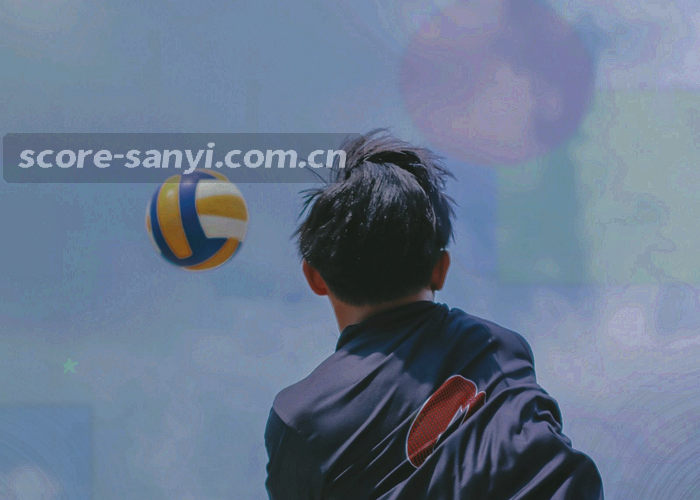 屏幕上的数据滚动与几何图形，边缘有绿色光效